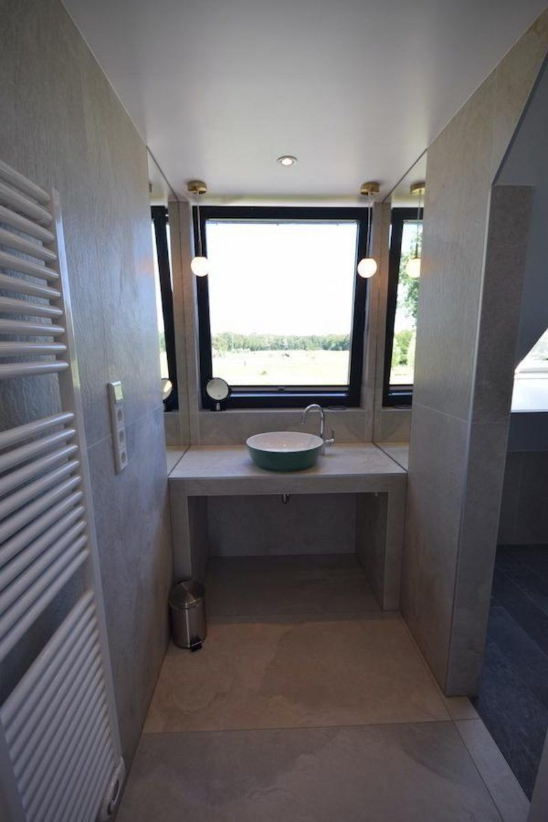 Uniek toiletontwerp in VZ1092 Appartement in Oostkapelle, Walcheren, Zeeland met kleurrijk behang.