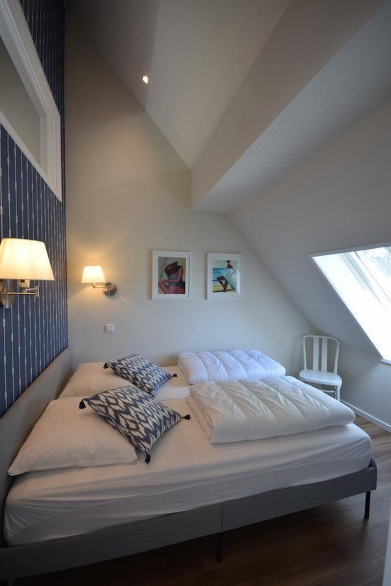 Elegante slaapkamer in VZ1092 Appartement in Oostkapelle, Walcheren, Zeeland met moderne decoratie.