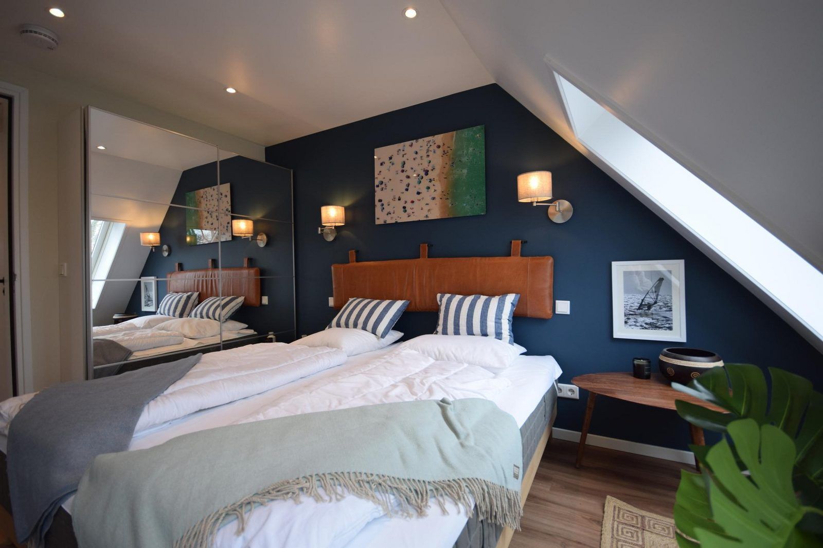 Lichte slaapkamer in VZ1092 Appartement in Oostkapelle, Walcheren, Zeeland met uitzicht op de omgeving.