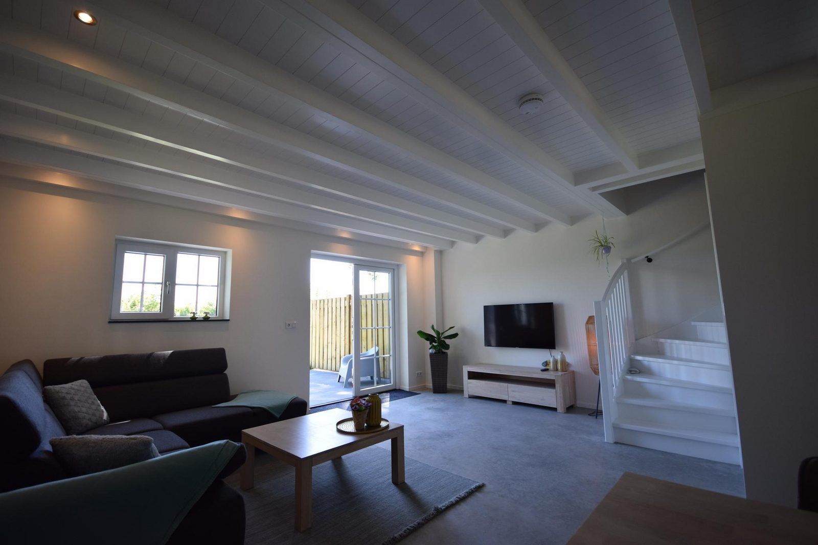 Helles Wohnzimmer mit Treppe in VZ1167 Doppelhaushaelfte in Oostkapelle, Walcheren, Zeeland.