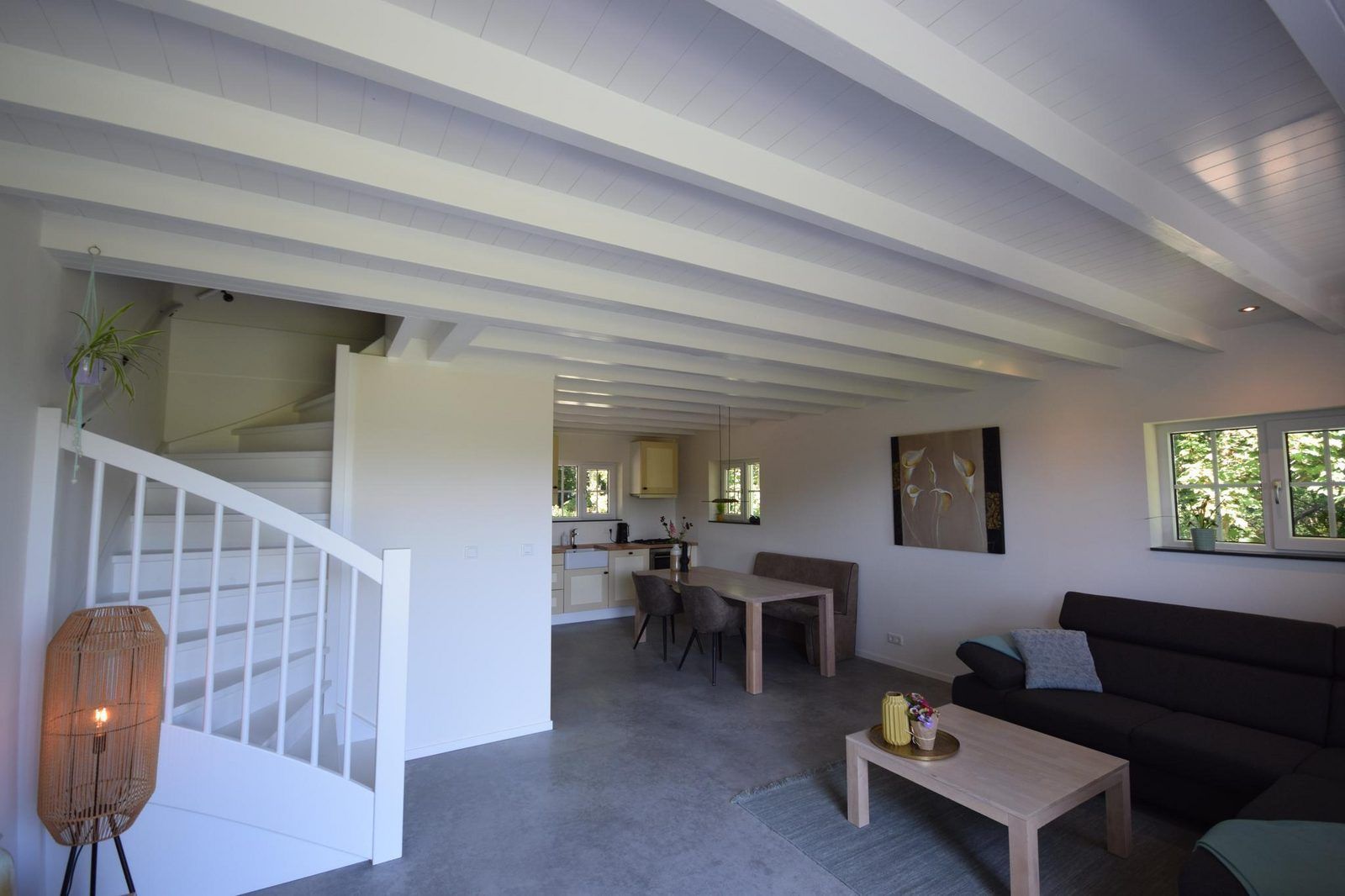 Offene Kueche und Wohnzimmer in VZ1167 Doppelhaushaelfte in Oostkapelle, Walcheren, Zeeland.