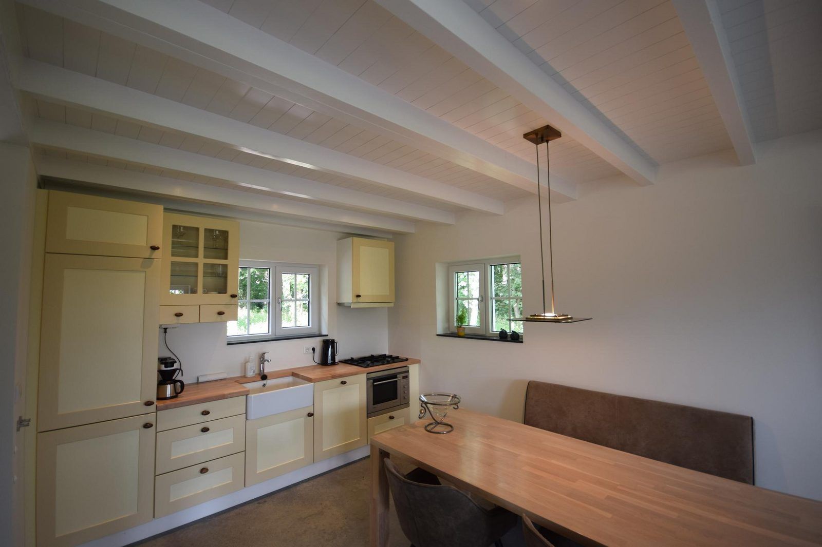 Geraeumige Kueche mit Essecke in VZ1167 Doppelhaushaelfte in Oostkapelle, Zeeland.