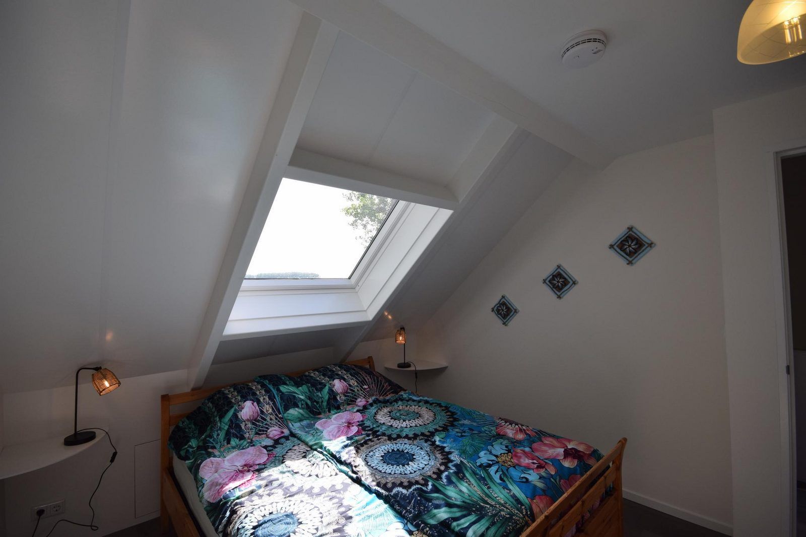 Schlafzimmer mit Dachfenster in VZ1167 Doppelhaushaelfte in Oostkapelle, Walcheren, Zeeland.