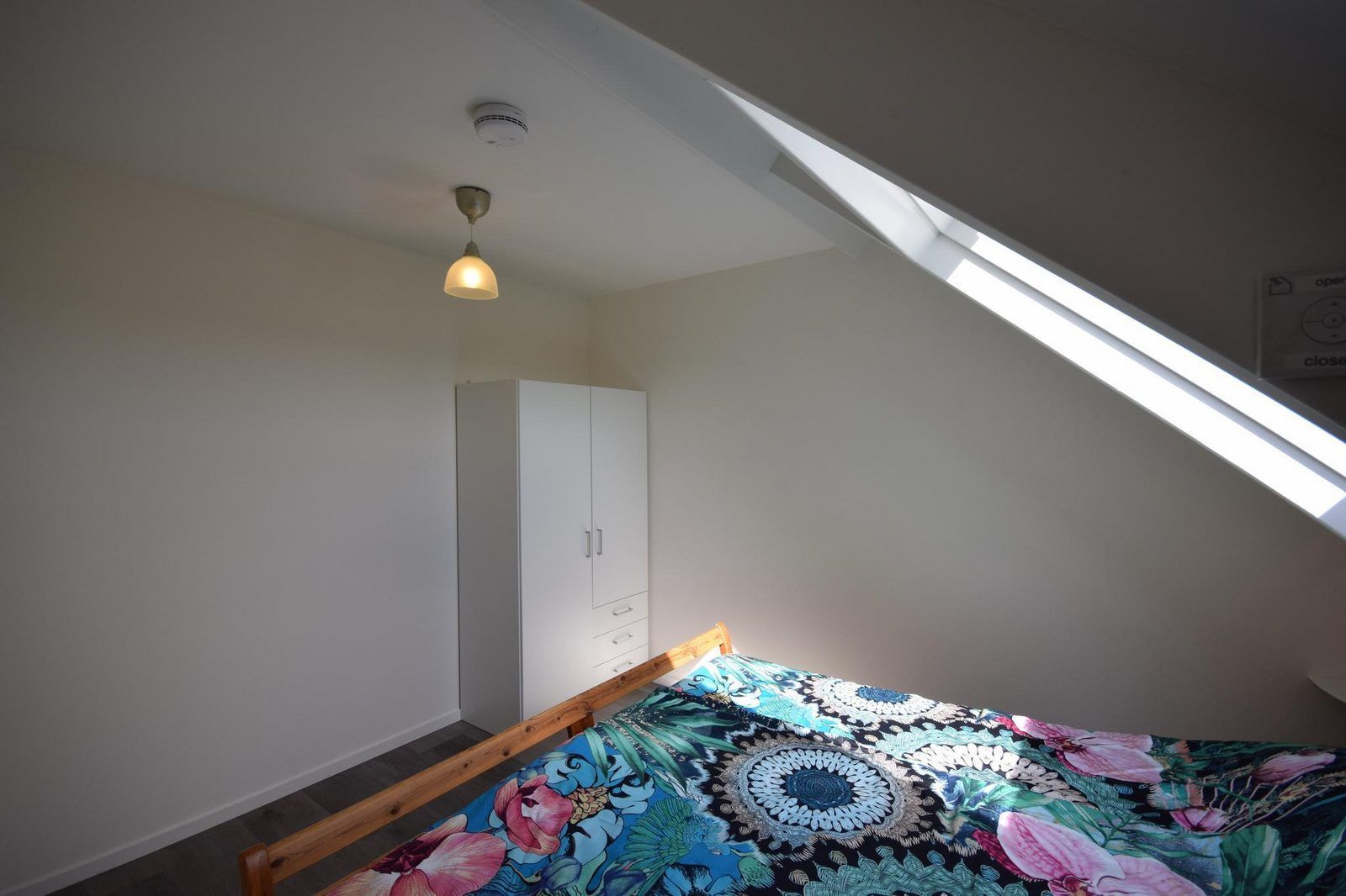 Helles Schlafzimmer mit Kleiderschrank in VZ1167 Doppelhaushaelfte in Oostkapelle, Zeeland.