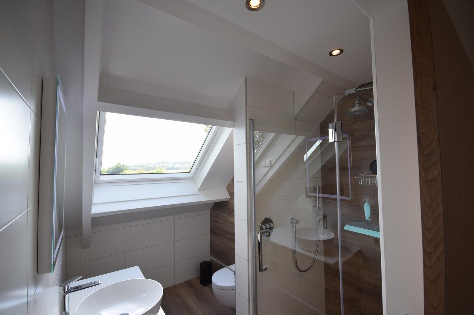 Modernes Badezimmer mit Dachfenster in VZ1167 Doppelhaushaelfte in Oostkapelle, Zeeland.