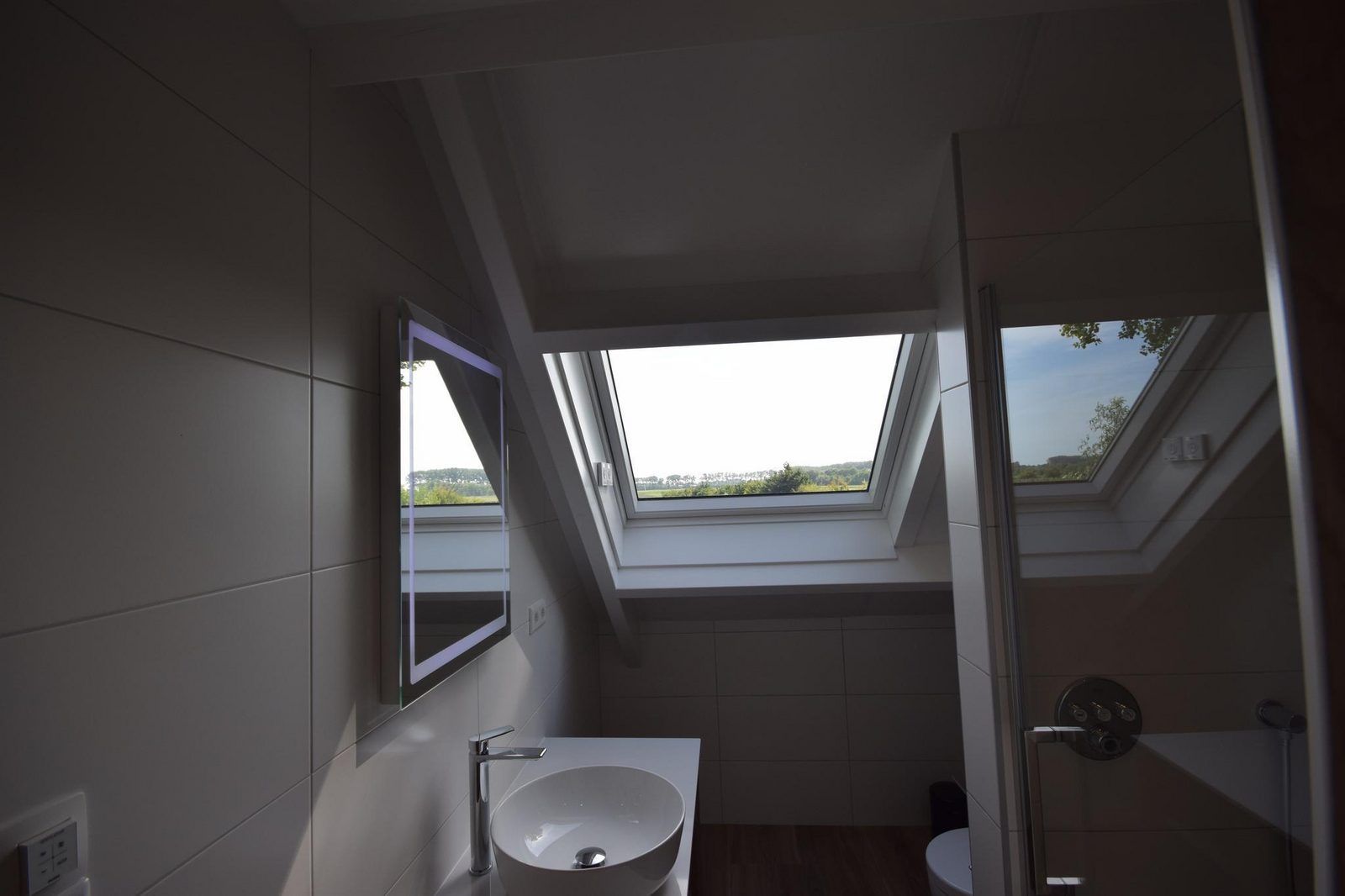 Badezimmer mit Aussicht in VZ1167 Doppelhaushaelfte in Oostkapelle, Walcheren, Zeeland.