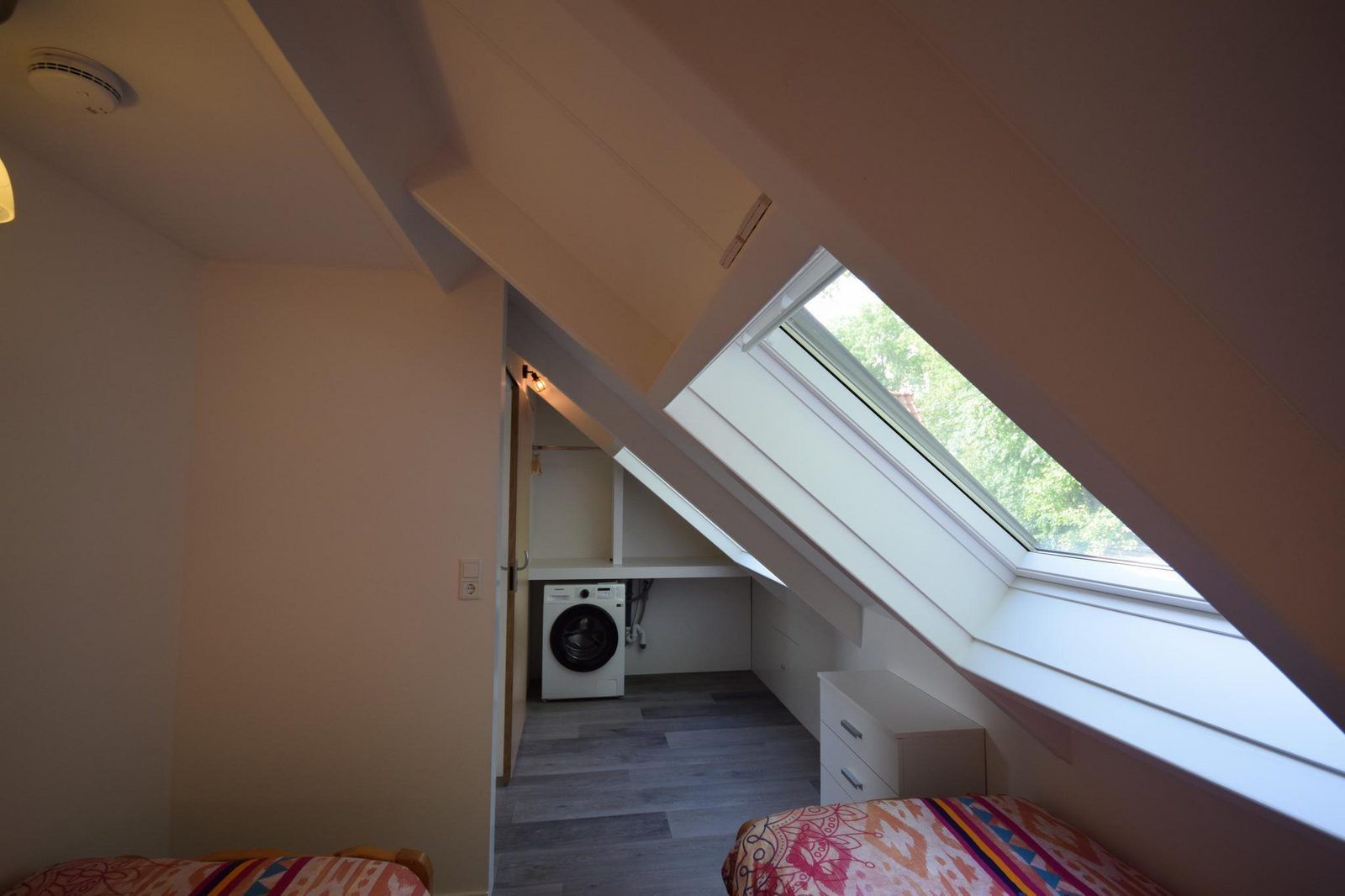 Mansardenzimmer mit Waschmaschine in VZ1167 Doppelhaushaelfte in Oostkapelle, Zeeland.