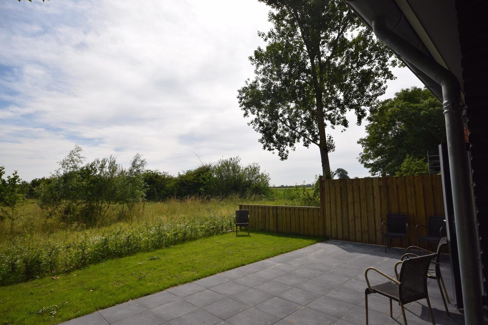 Terrasse mit Blick auf die Natur im Ferienhaus VZ1167 Doppelhaushaelfte in Oostkapelle, Zeeland.