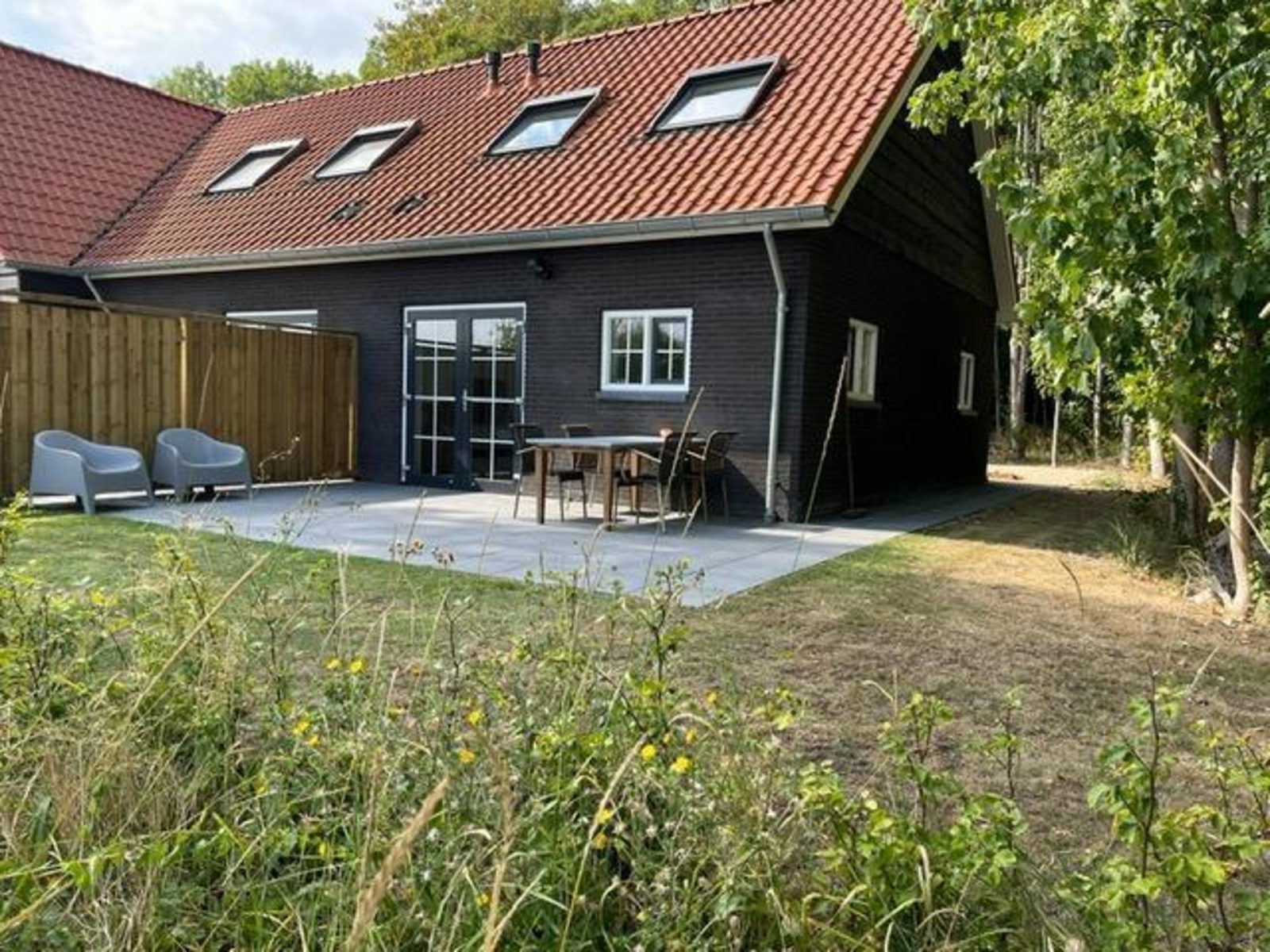 Terrasse mit Gartenmoebeln im Ferienhaus VZ1167 Doppelhaushaelfte in Oostkapelle, Walcheren, Zeeland.