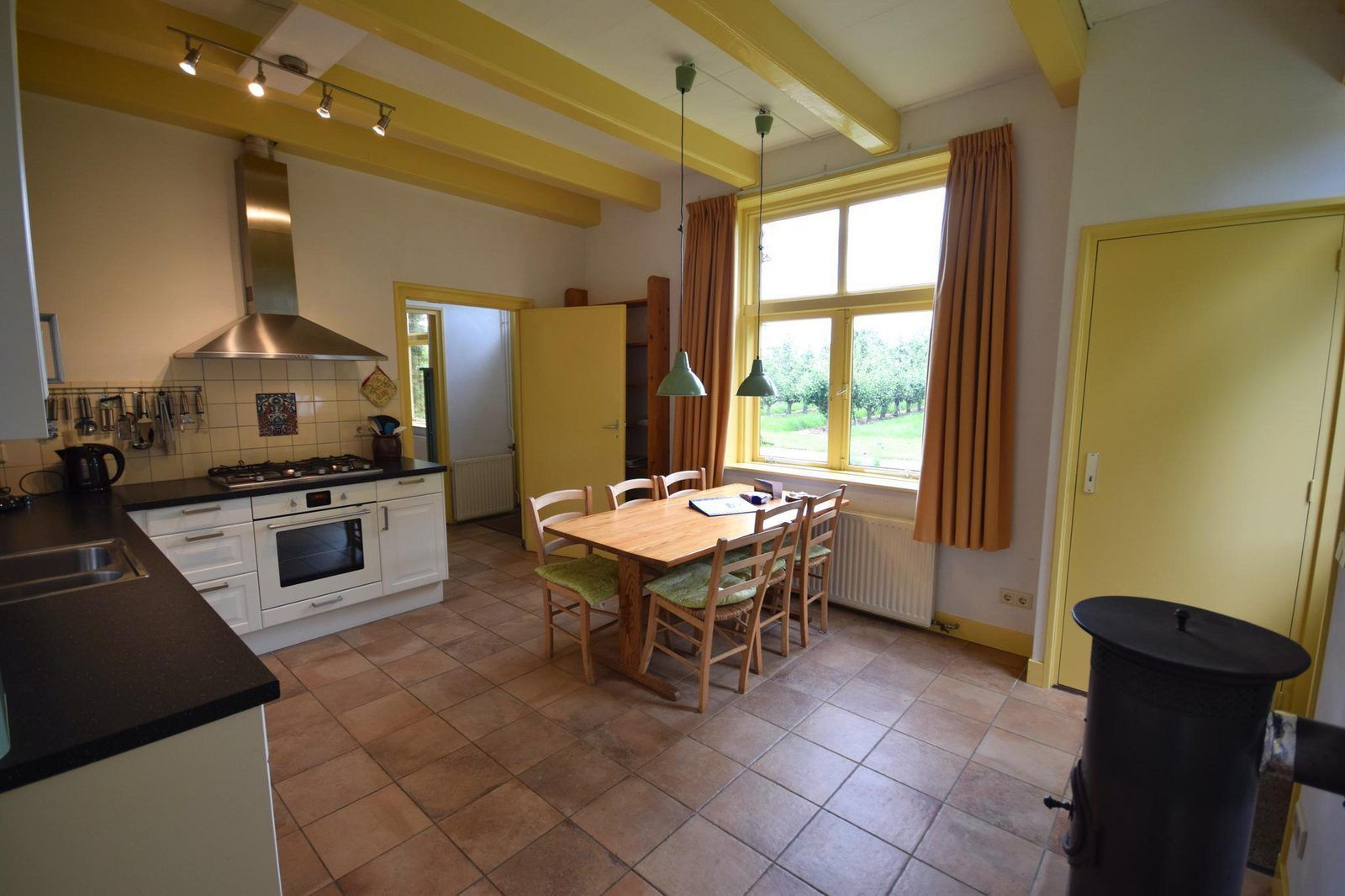 Gemuetliche Essecke in VZ2329 Ferienhaus Oostkapelle mit Blick auf den Garten, Zeeland.