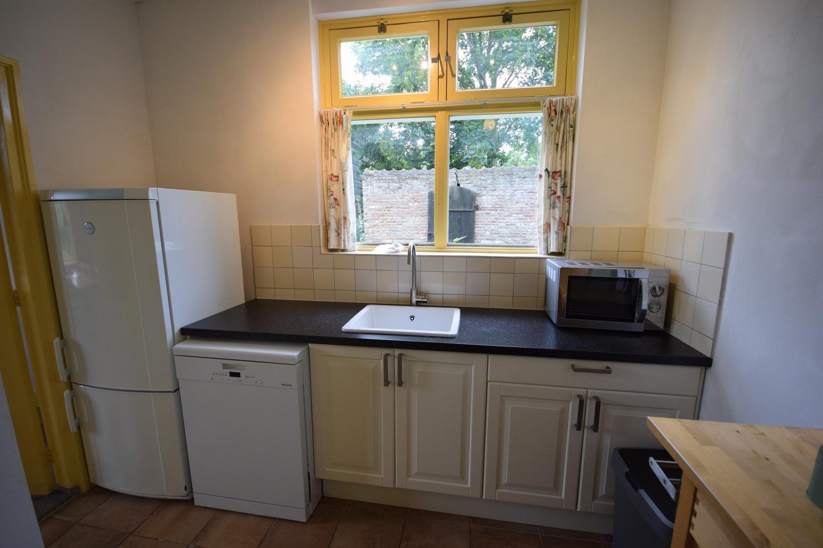 Kompakte Kuechenzeile in VZ2329 Ferienhaus Oostkapelle mit modernen Geraeten, Zeeland.