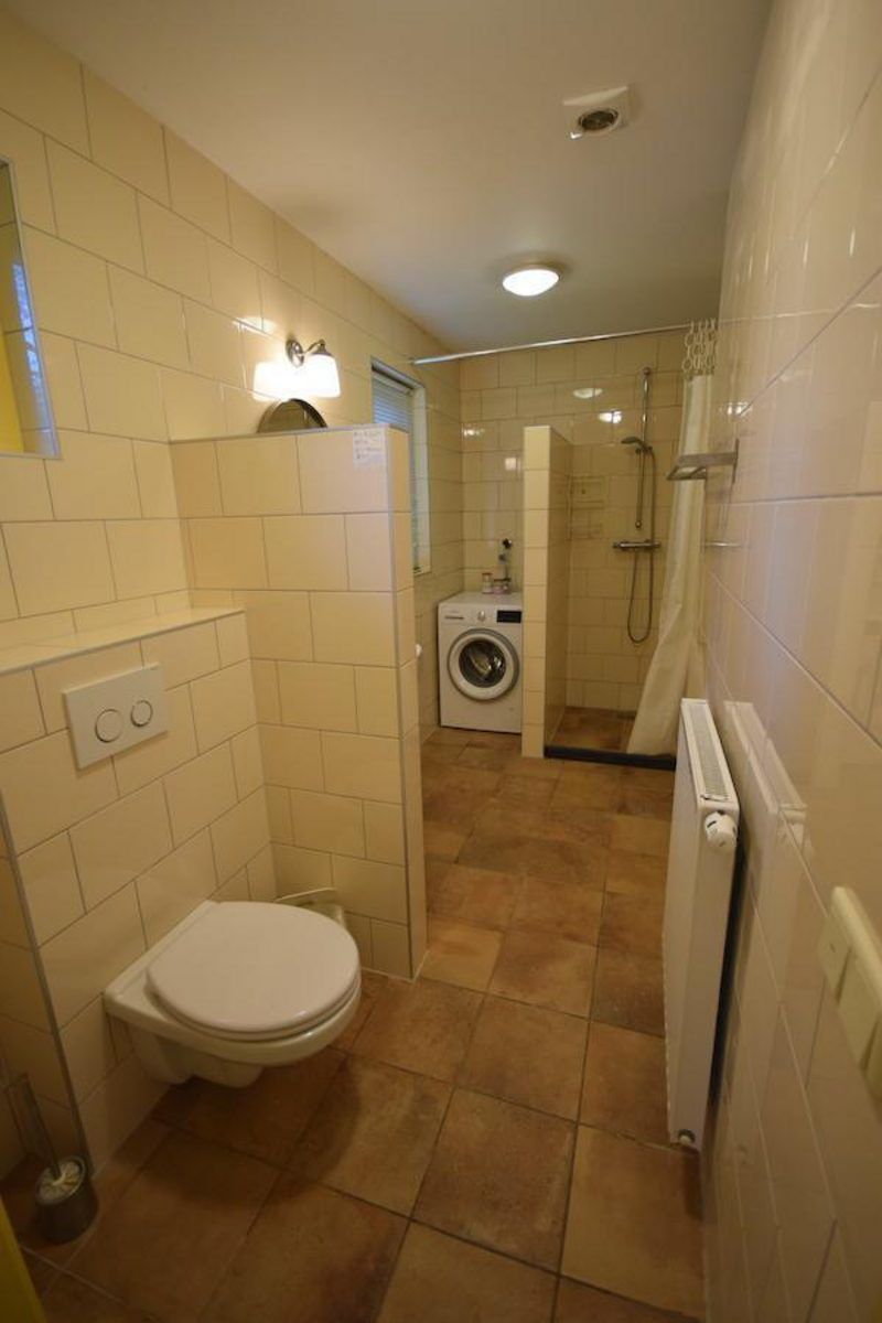 Geraeumiges Badezimmer in VZ2329 Ferienhaus Oostkapelle mit Dusche und Waschmaschine, Walcheren.