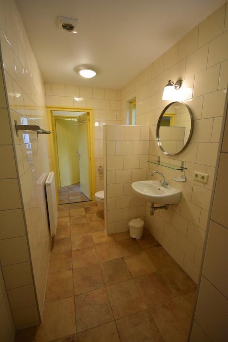 Stilvolles Badezimmer in VZ2329 Ferienhaus Oostkapelle mit grossem Spiegel, Walcheren.