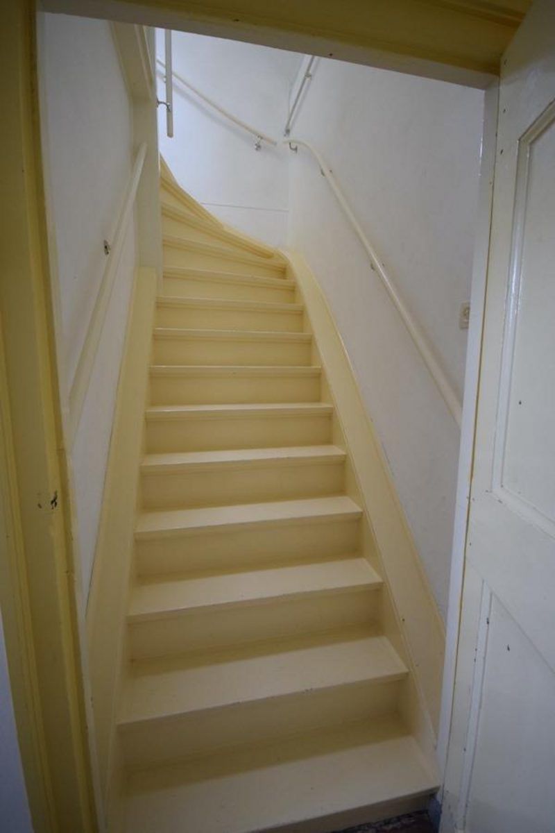 Traditionelle Treppe in VZ2329 Ferienhaus Oostkapelle, fuehrt zum oberen Stockwerk, Zeeland.