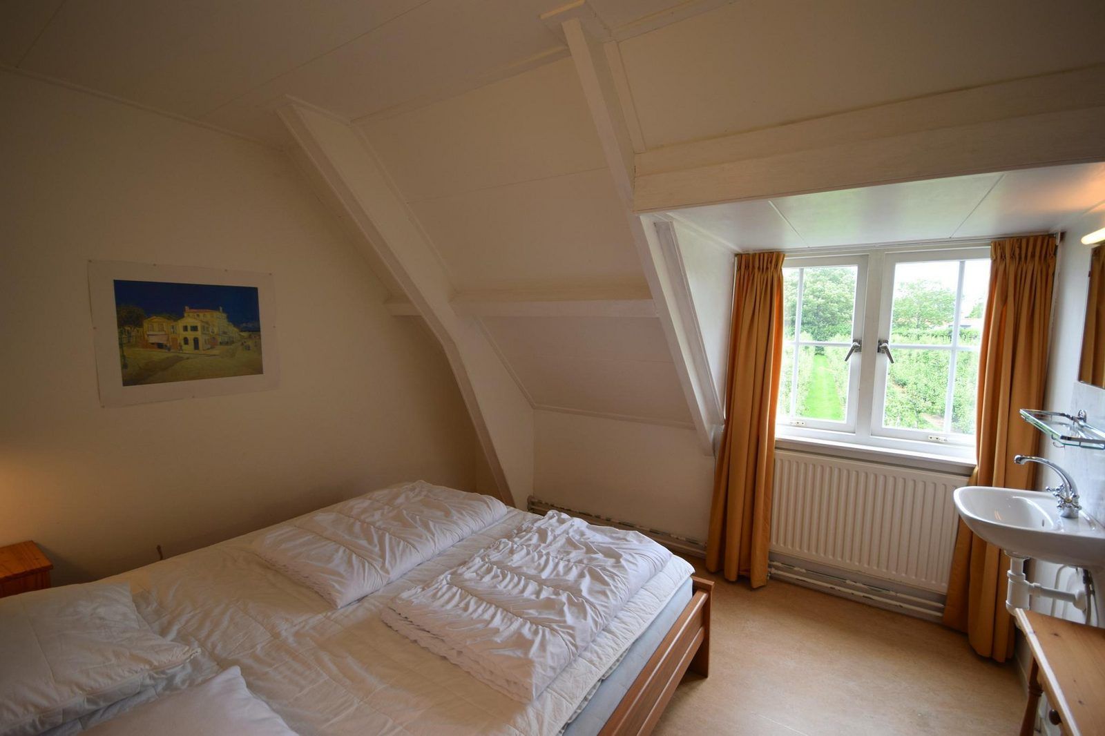 Geraeumiges Schlafzimmer in VZ2329 Ferienhaus Oostkapelle mit Doppelbett, Zeeland.