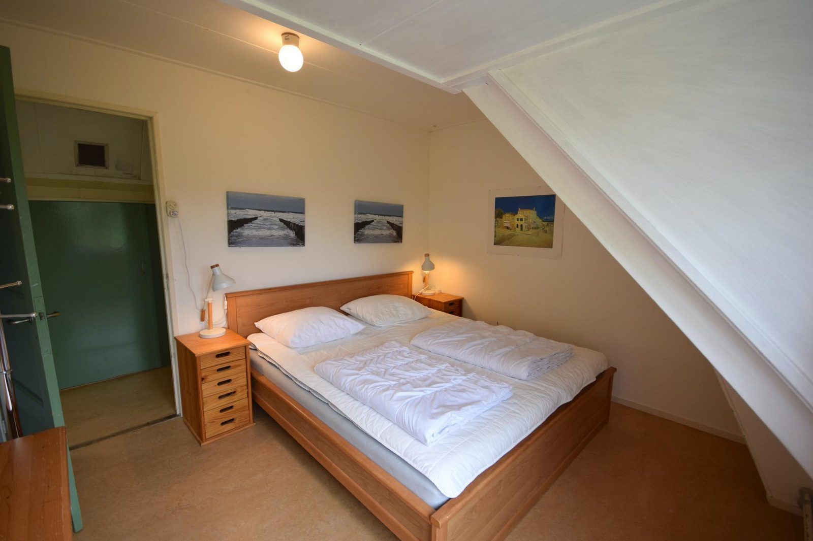 Komfortables Schlafzimmer in VZ2329 Ferienhaus Oostkapelle mit Blick auf die Natur, Walcheren.