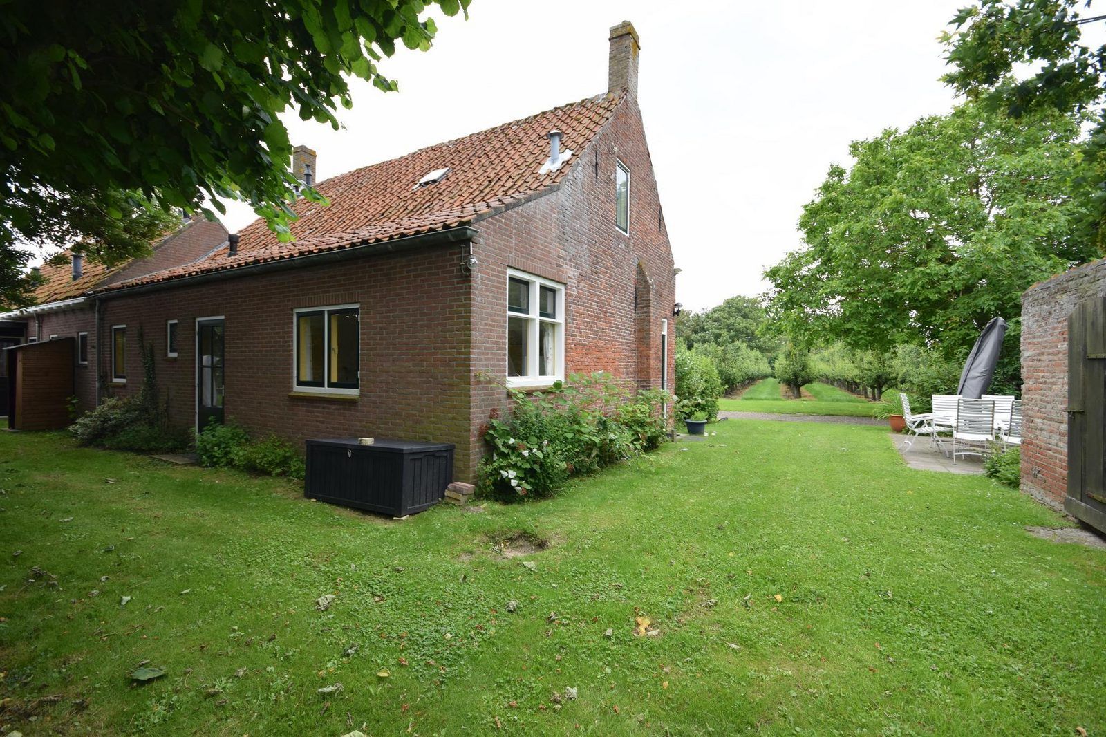 Rueckansicht von VZ2329 Ferienhaus Oostkapelle mit gruenem Garten, Zeeland.