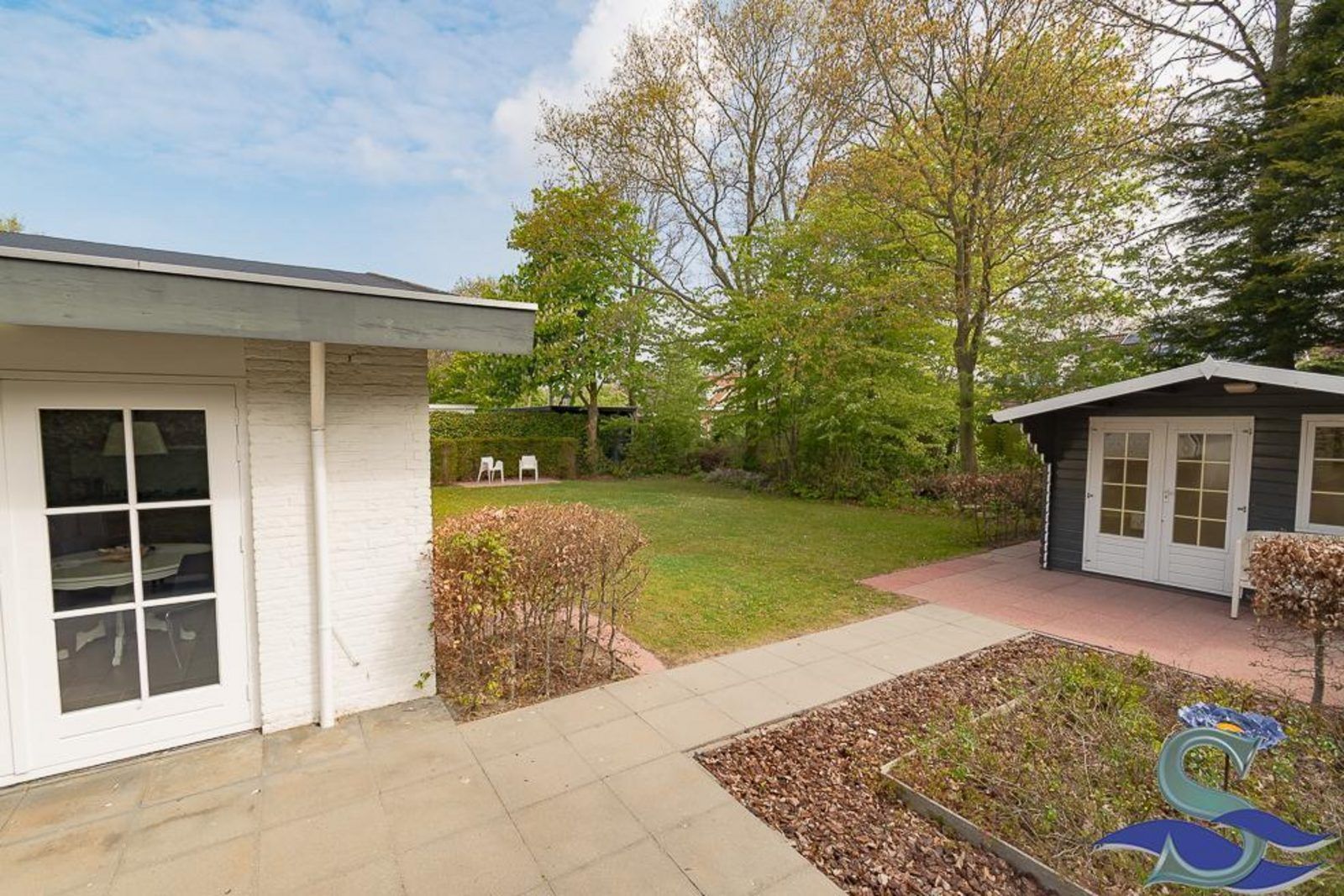 Ruime tuin bij VZ1173 Vakantiebungalow in Oostkapelle, Walcheren, Zeeland.