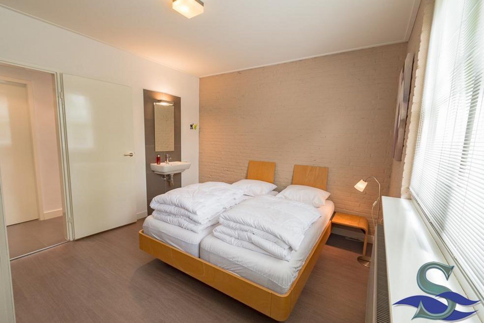 Slaapkamer met eigen wastafel in VZ1173 Vakantiebungalow in Oostkapelle, Zeeland.