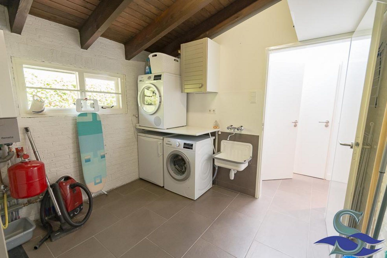 Bijkeuken met wasmachine in VZ1173 Vakantiebungalow in Oostkapelle, Zeeland.