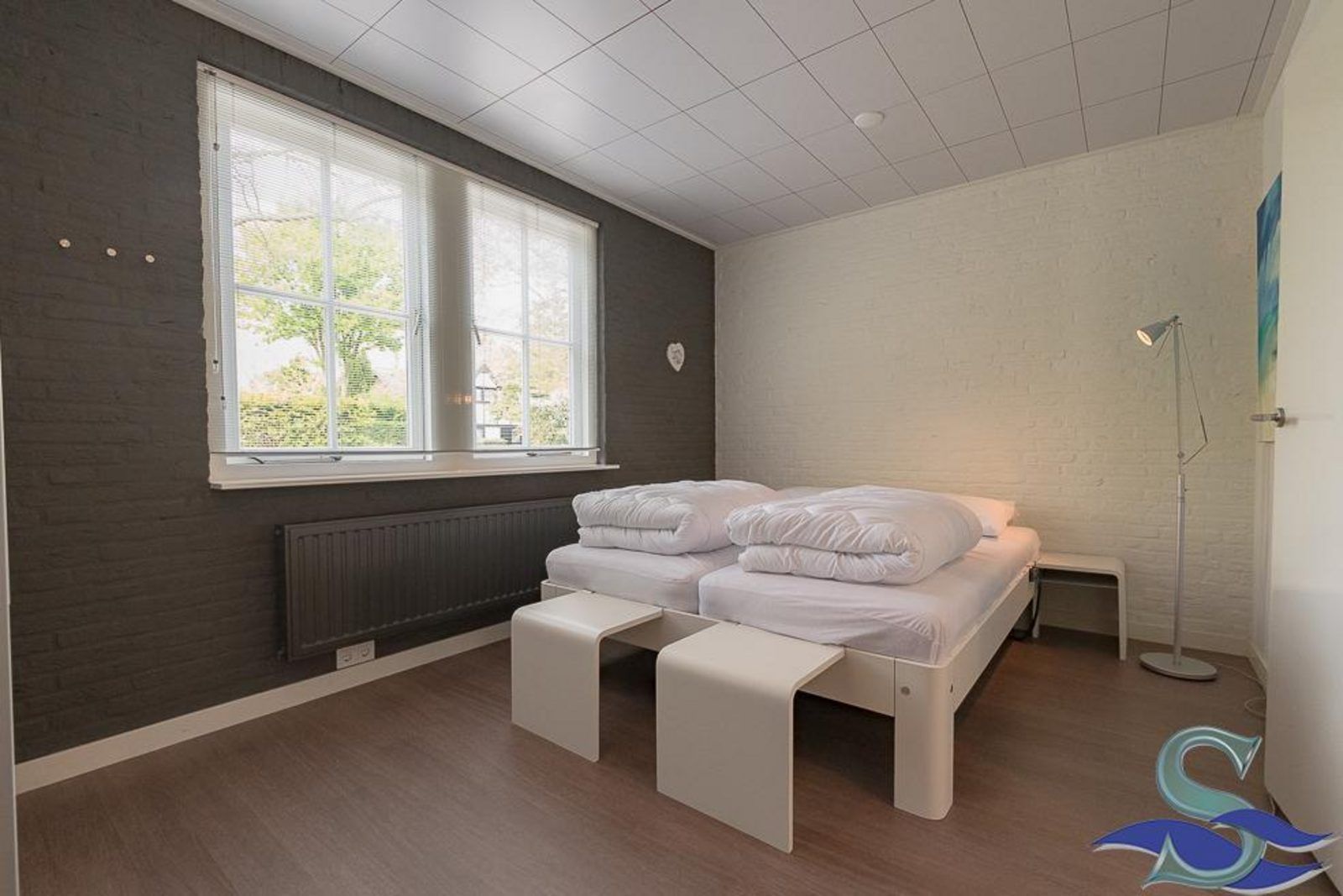 Tweede slaapkamer met groot raam in VZ1173 Vakantiebungalow in Oostkapelle, Zeeland.