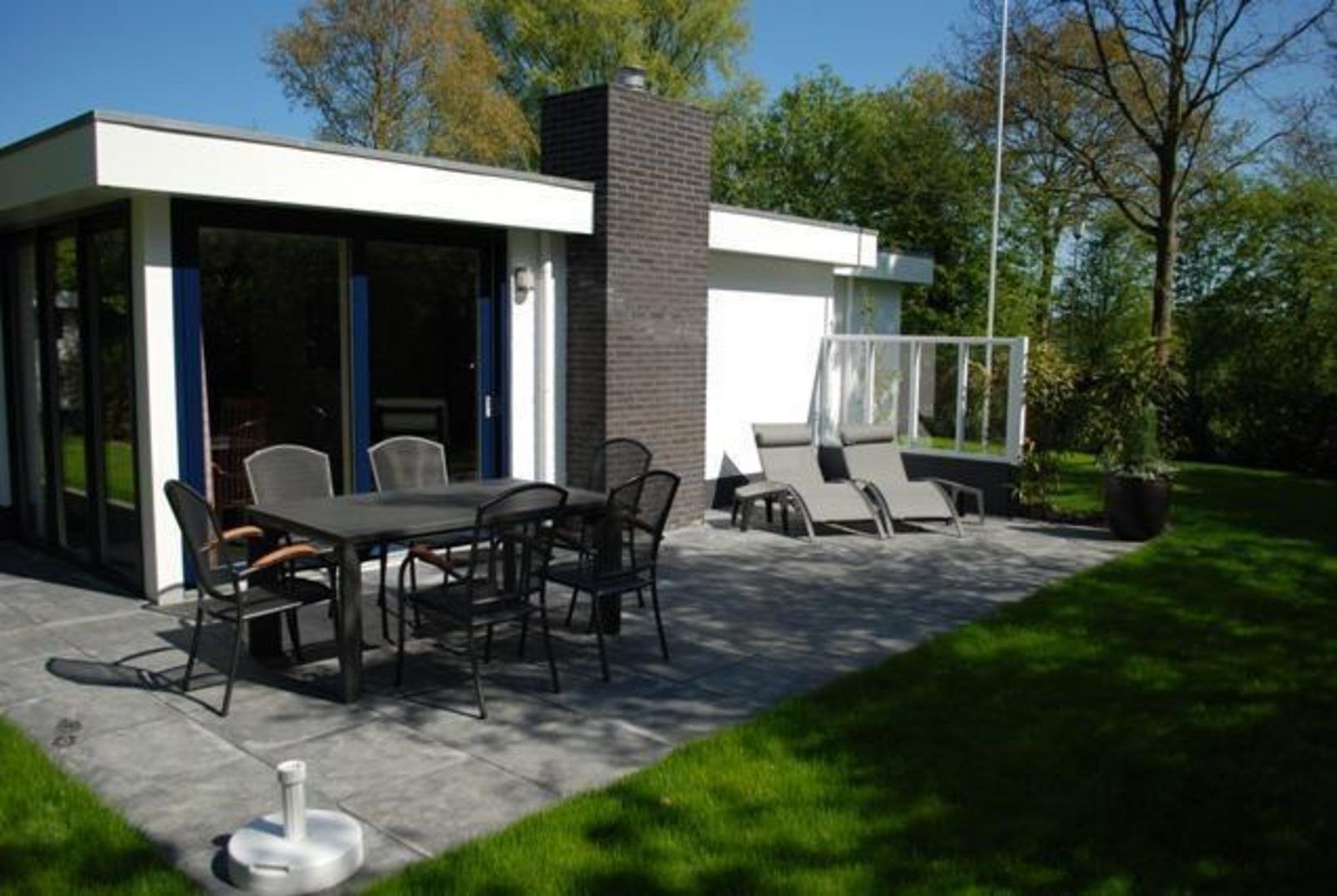 Terrasse von VZ1185 Ferienbungalow in Oostkapelle mit bequemen Liegestuehlen in Walcheren, Zeeland.