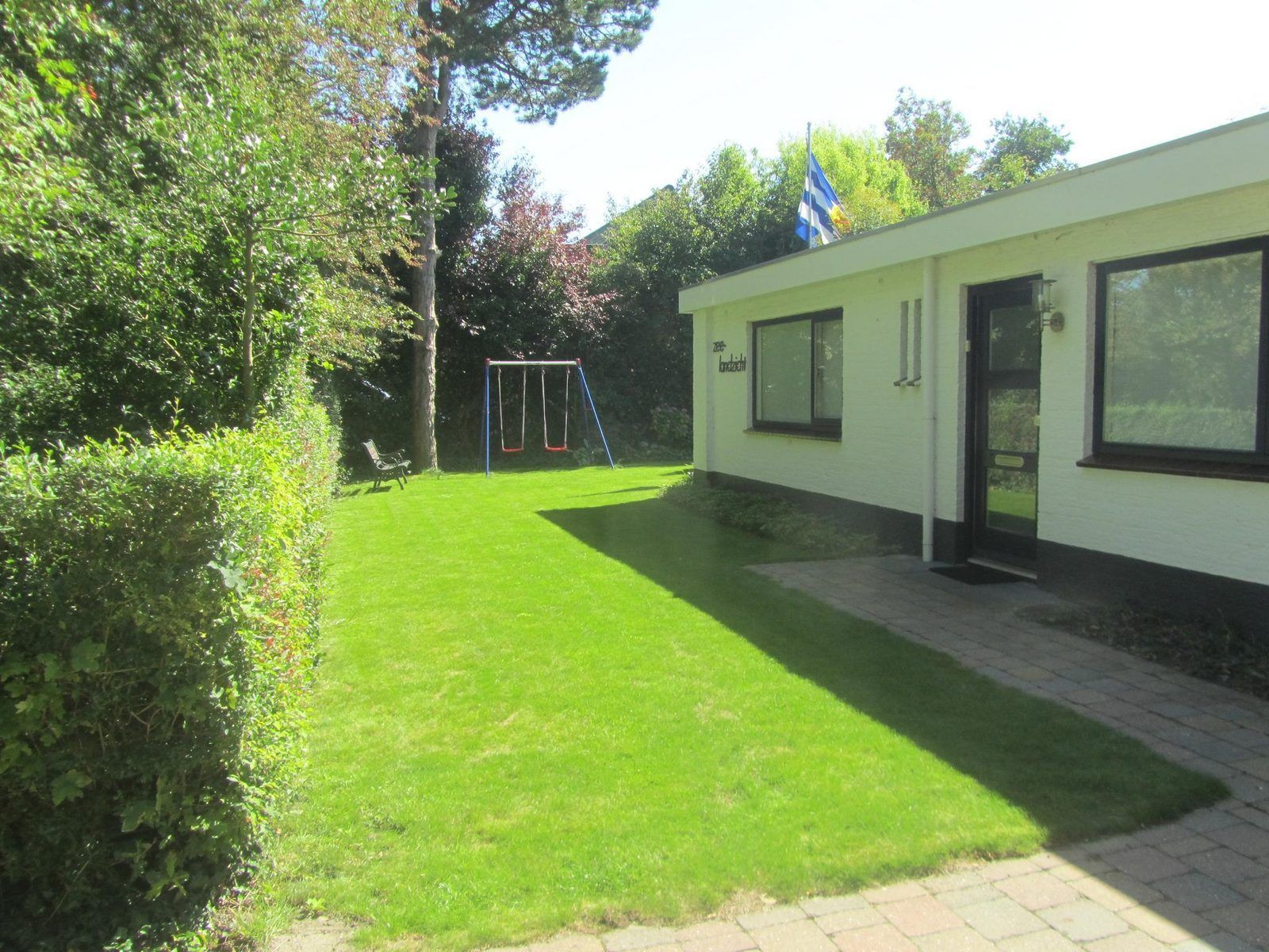 Spielplatz im Garten von VZ1185 Ferienbungalow in Oostkapelle, Walcheren, Zeeland.