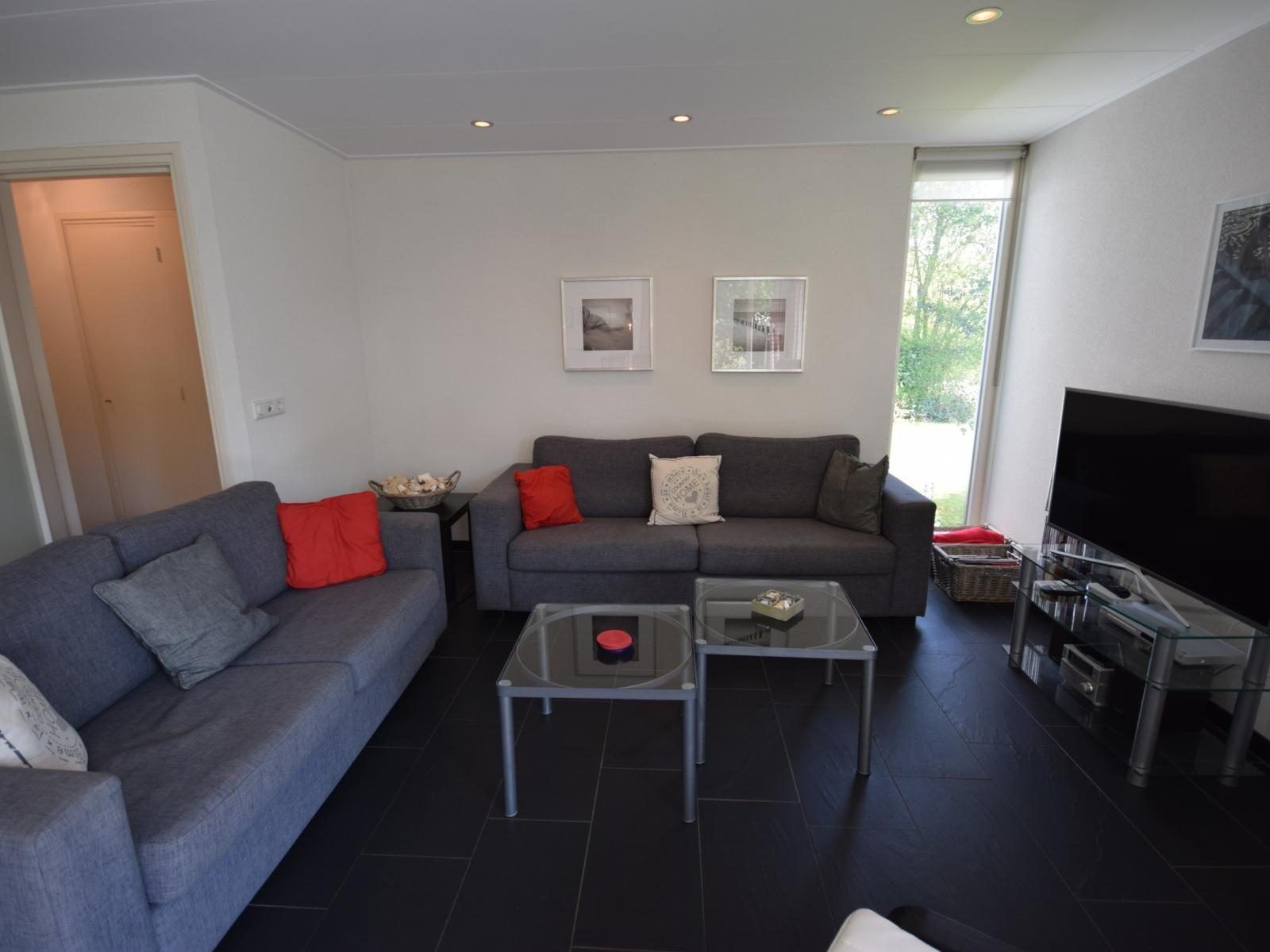 Gemuetliches Wohnzimmer von VZ1185 Modern eingerichteter Ferienbungalow in Oostkapelle in Walcheren, Zeeland.