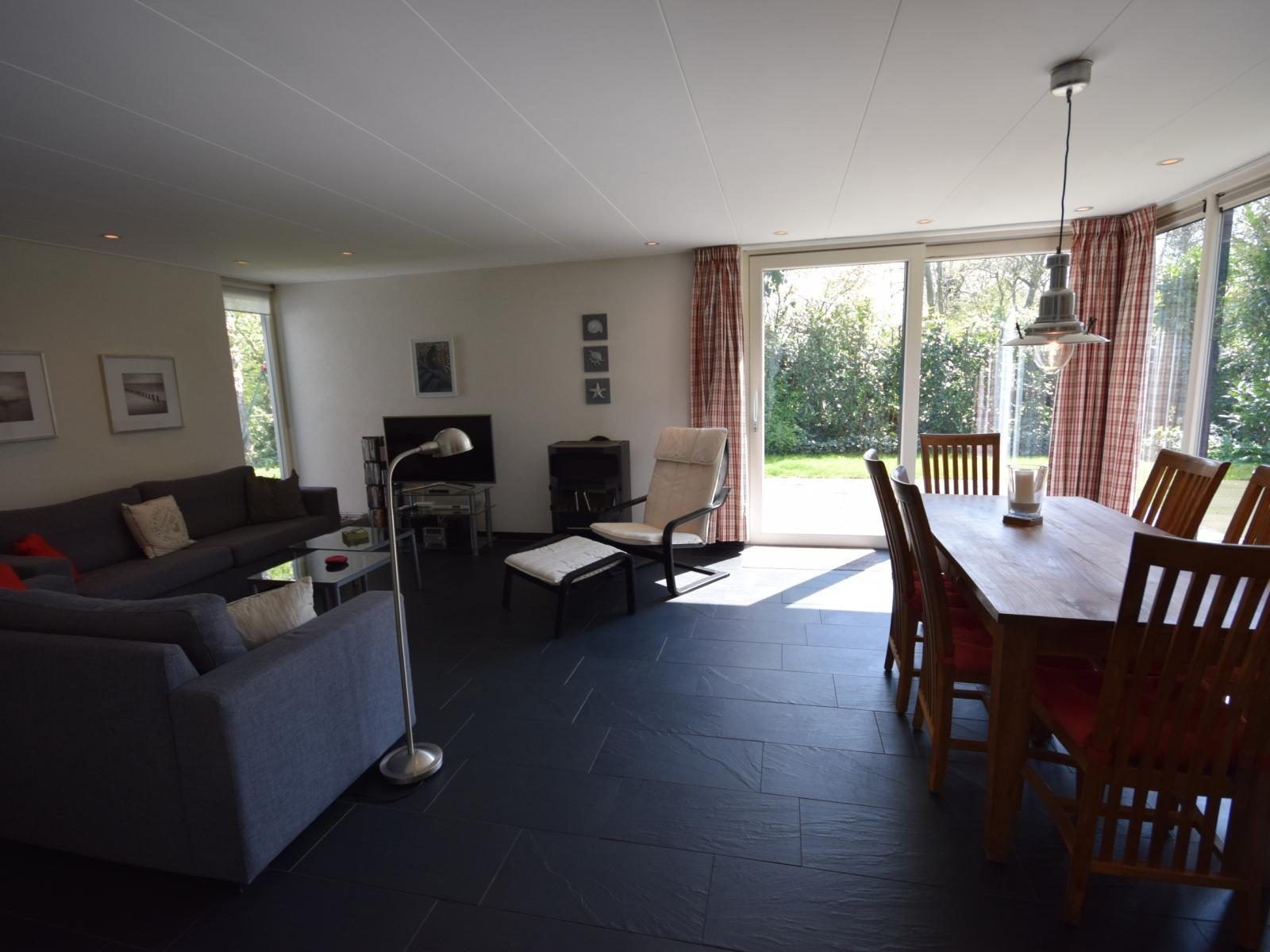 Geraeumiges Wohnzimmer von VZ1185 Ferienbungalow in Oostkapelle mit viel Licht in Walcheren, Zeeland.