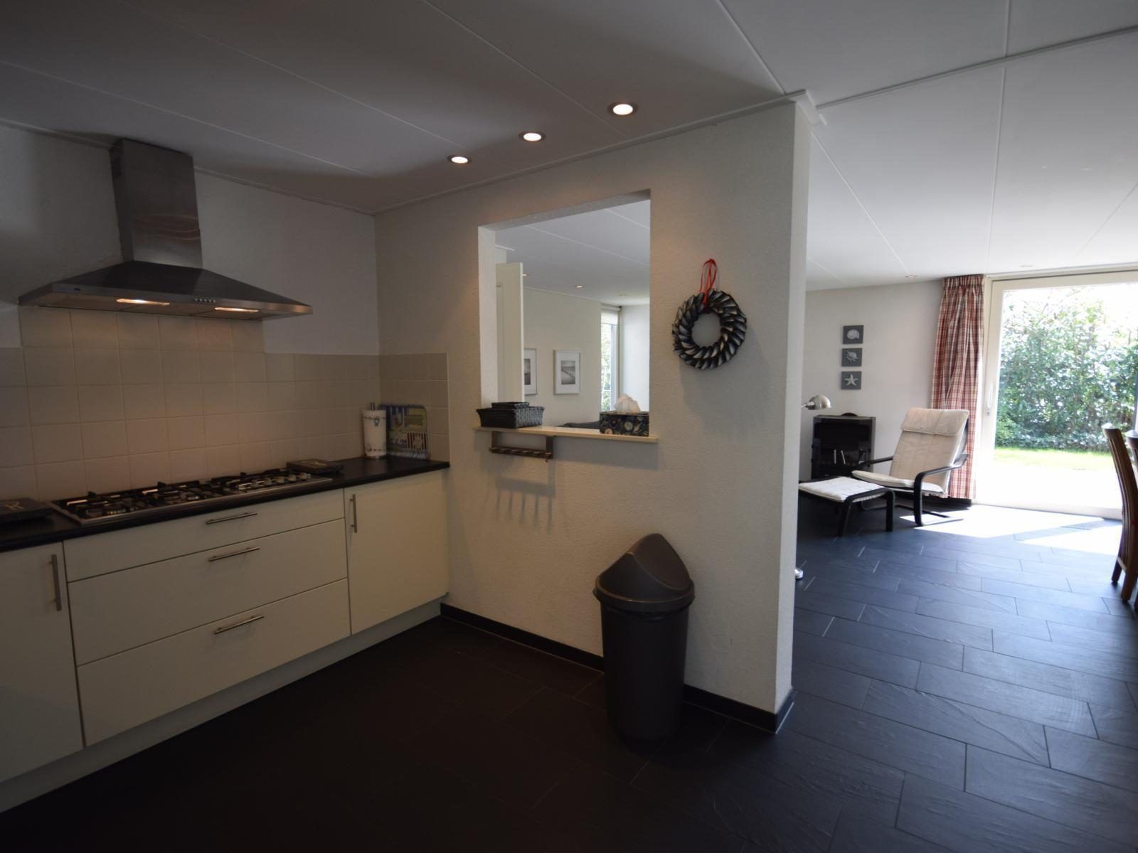 Offene Kueche in VZ1185 Ferienbungalow in Oostkapelle mit Blick auf das Wohnzimmer in Walcheren, Zeeland.