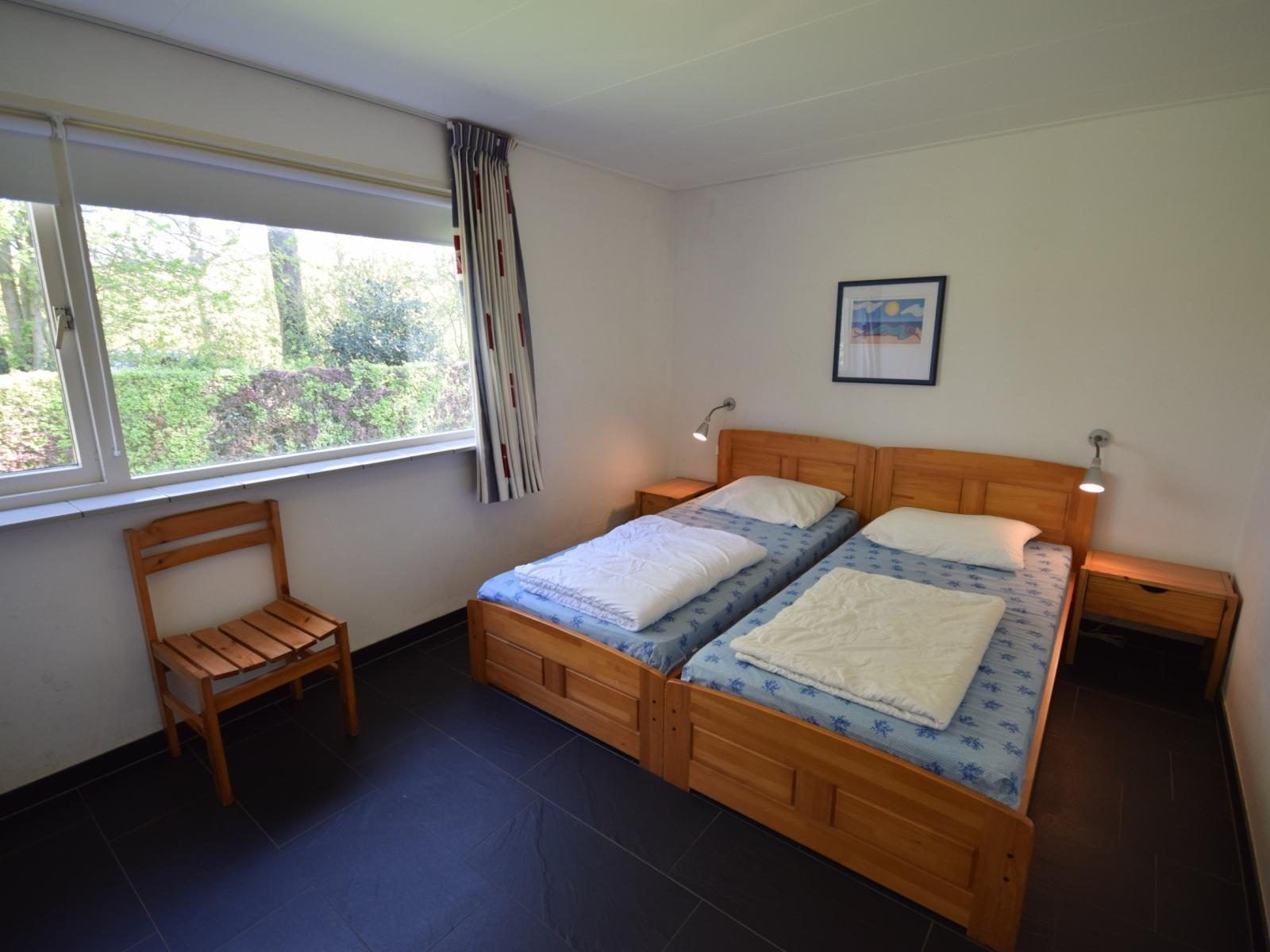 Schlafzimmer in VZ1185 Ferienbungalow in Oostkapelle mit zwei Einzelbetten in Walcheren, Zeeland.