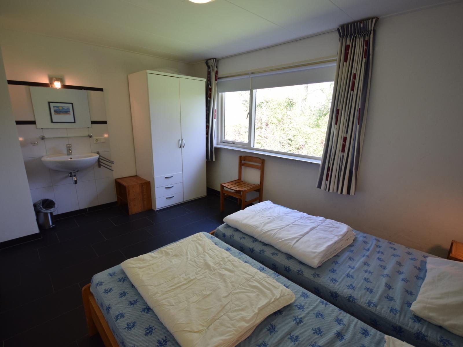 Schlafzimmer in VZ1185 Ferienbungalow in Oostkapelle mit Gartenblick in Walcheren, Zeeland.