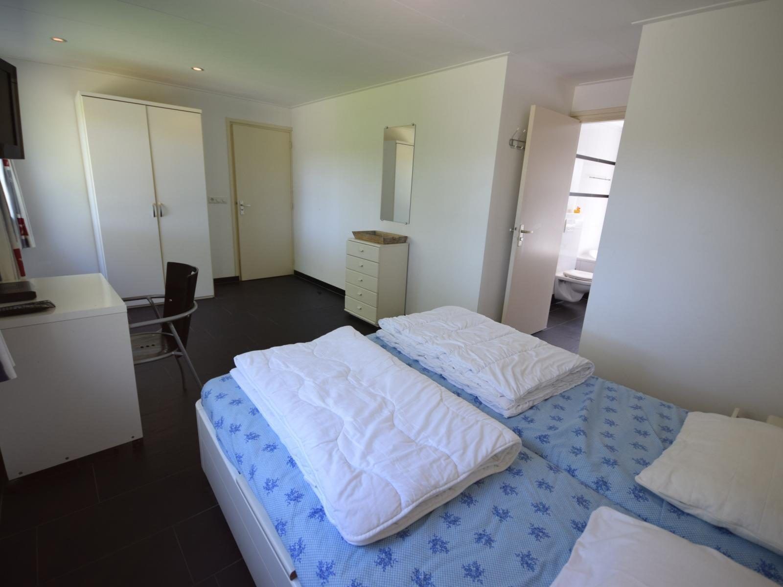 Gemuetliches Schlafzimmer in VZ1185 Modern eingerichteter Ferienbungalow in Oostkapelle in Walcheren, Zeeland.