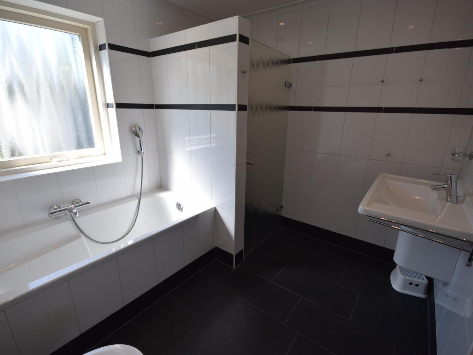 Luxurioeses Badezimmer in VZ1185 Ferienbungalow in Oostkapelle mit Bad in Walcheren, Zeeland.