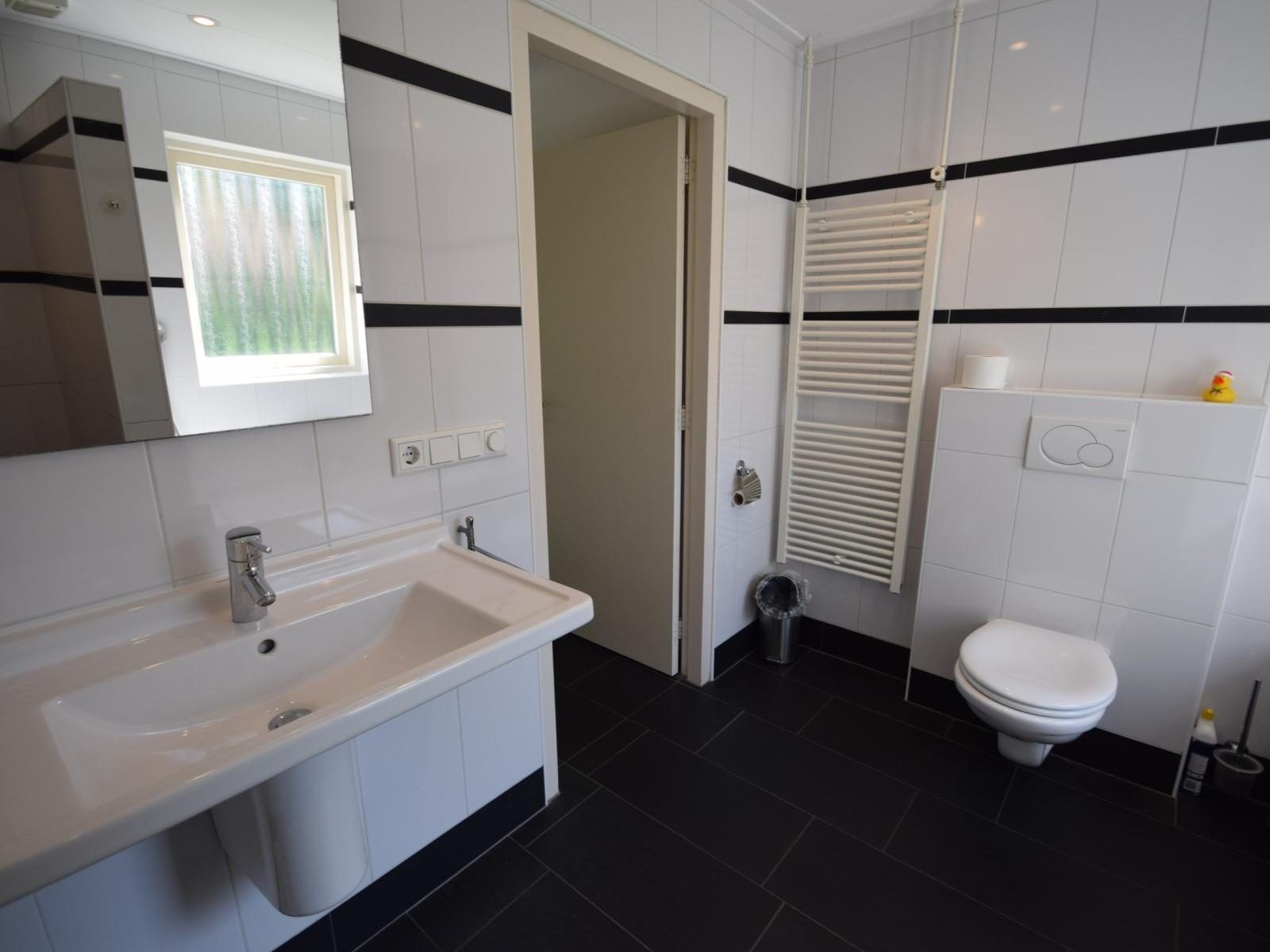 Stilvolles Badezimmer in VZ1185 Ferienbungalow in Oostkapelle mit moderner Ausstattung in Walcheren, Zeeland.