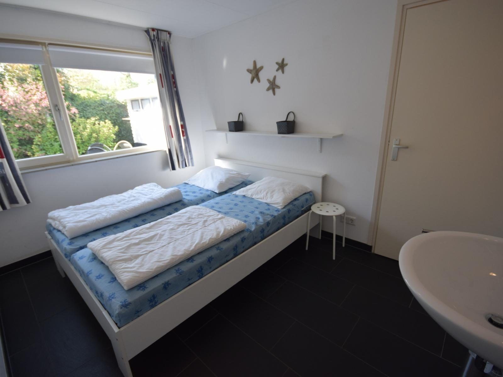 Schlafzimmer in VZ1185 Ferienbungalow in Oostkapelle mit Gartenblick in Walcheren, Zeeland.