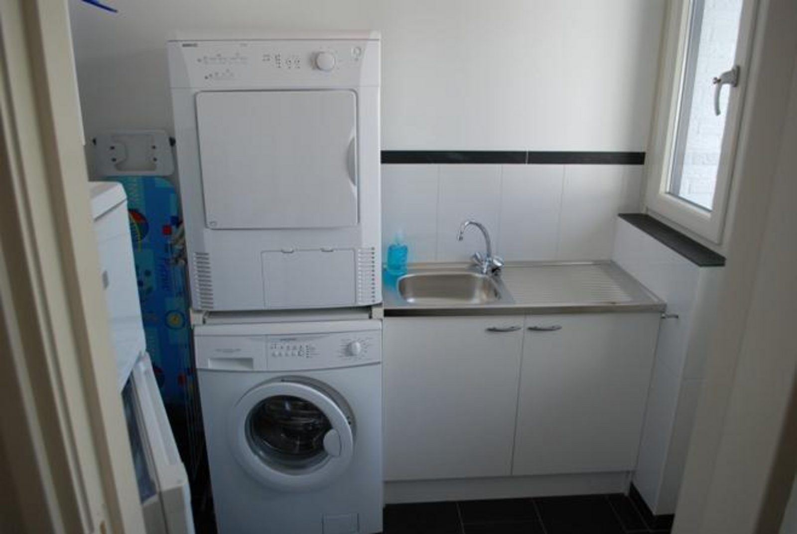 Praktische Waschkueche in VZ1185 Ferienbungalow in Oostkapelle mit Waschmaschine in Walcheren, Zeeland.