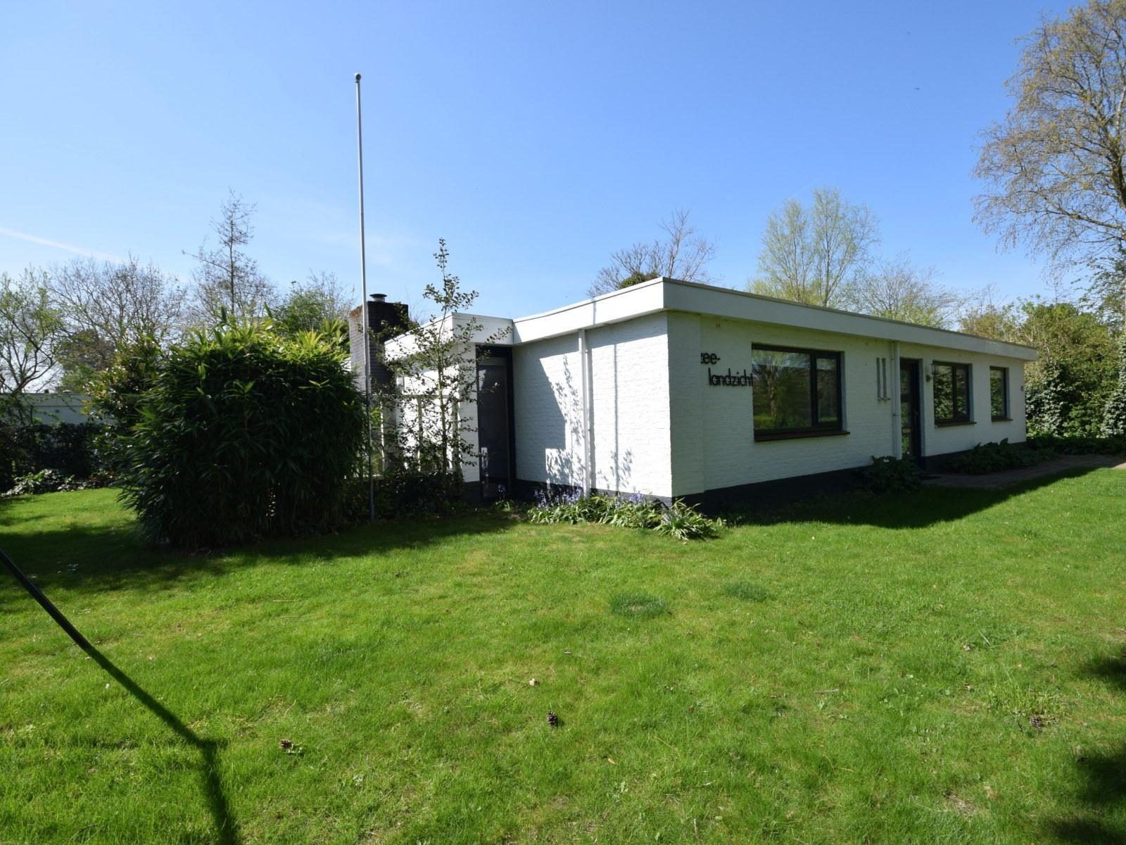Seitenansicht von VZ1185 Ferienbungalow in Oostkapelle mit gruenem Garten in Walcheren, Zeeland.