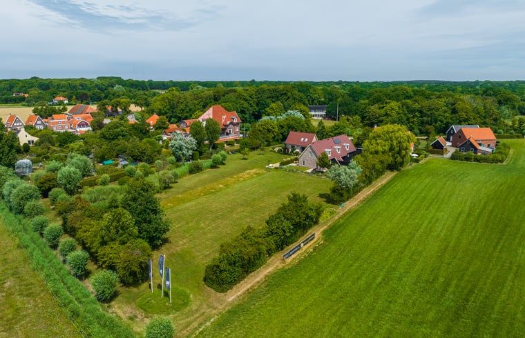 Luftaufnahme des Ferienhauses in Oostkapelle, umgeben von Gruen auf Walcheren, Zeeland.