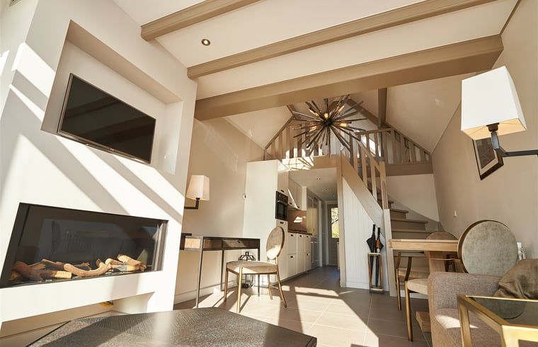 Modernes Wohnzimmer mit offener Kueche im Ferienhaus in Oostkapelle, Walcheren, Zeeland.