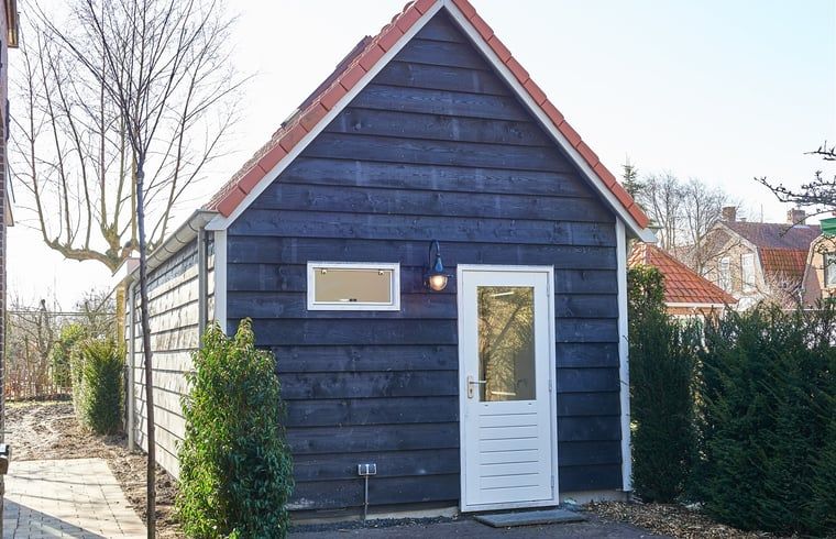 Kleines Nebengebaeude neben dem Ferienhaus in Oostkapelle, Walcheren, Zeeland.