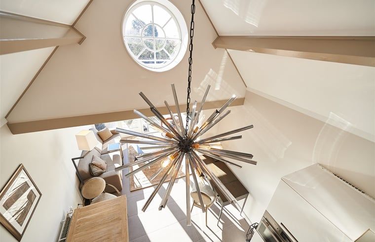 Einzigartige Deckenleuchte im Wohnzimmer eines Ferienhauses in Oostkapelle, Walcheren, Zeeland.