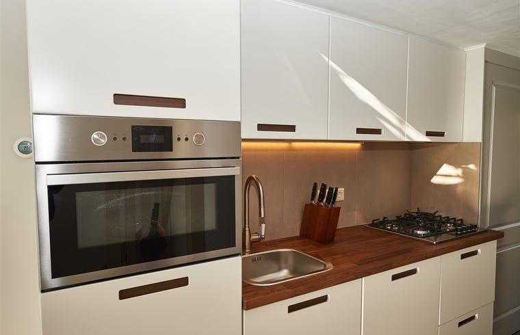 Voll ausgestattete Kueche im Ferienhaus in Oostkapelle, Walcheren, Zeeland.