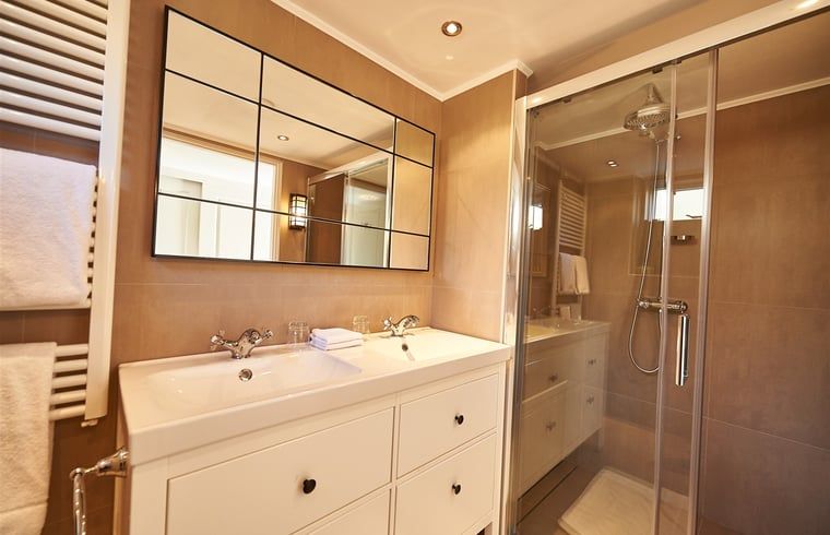 Stilvolles Badezimmer mit Dusche im Ferienhaus in Oostkapelle, Walcheren, Zeeland.