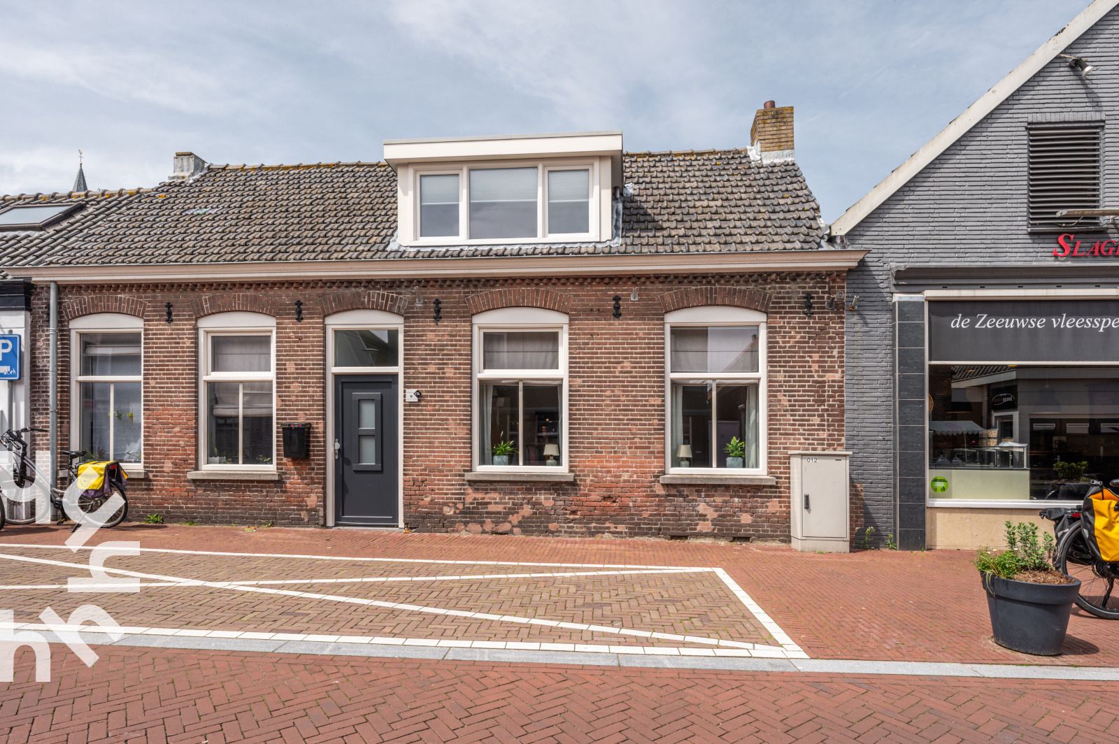 Kueche mit Zugang zur Terrasse im Ferienhaus ZE067 Oostkapelle Walcheren