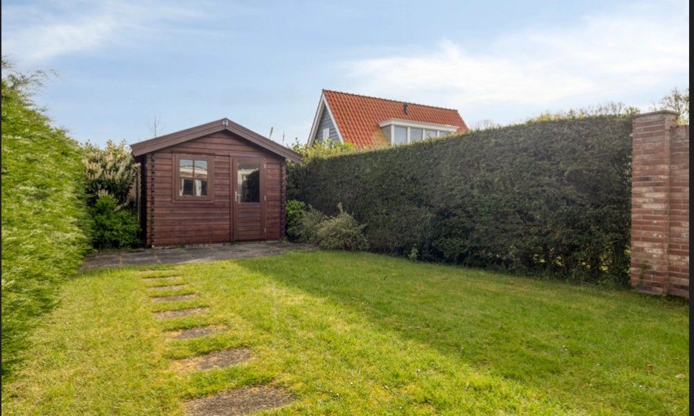 Vakantiewoning Oostkapelle met groene tuin en houten tuinhuis, gelegen in Oostkapelle, Walcheren, Zeeland, op 800 m van het strand.