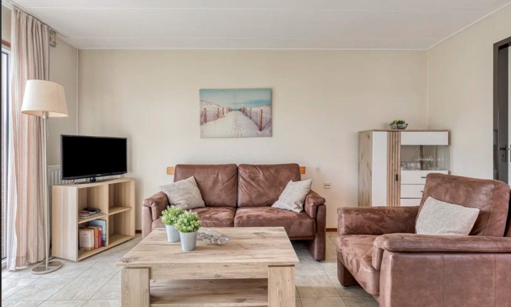 Gezellige woonkamer in Vakantiewoning Oostkapelle, Walcheren, met comfortabele zitruimte en moderne inrichting, op 800 m van het strand.