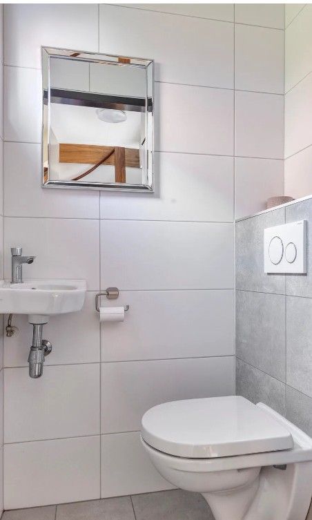 Moderne badkamer in Vakantiewoning Oostkapelle, Walcheren, Zeeland. Comfortabel vakantiehuis op 800 m van het strand met strakke inrichting.