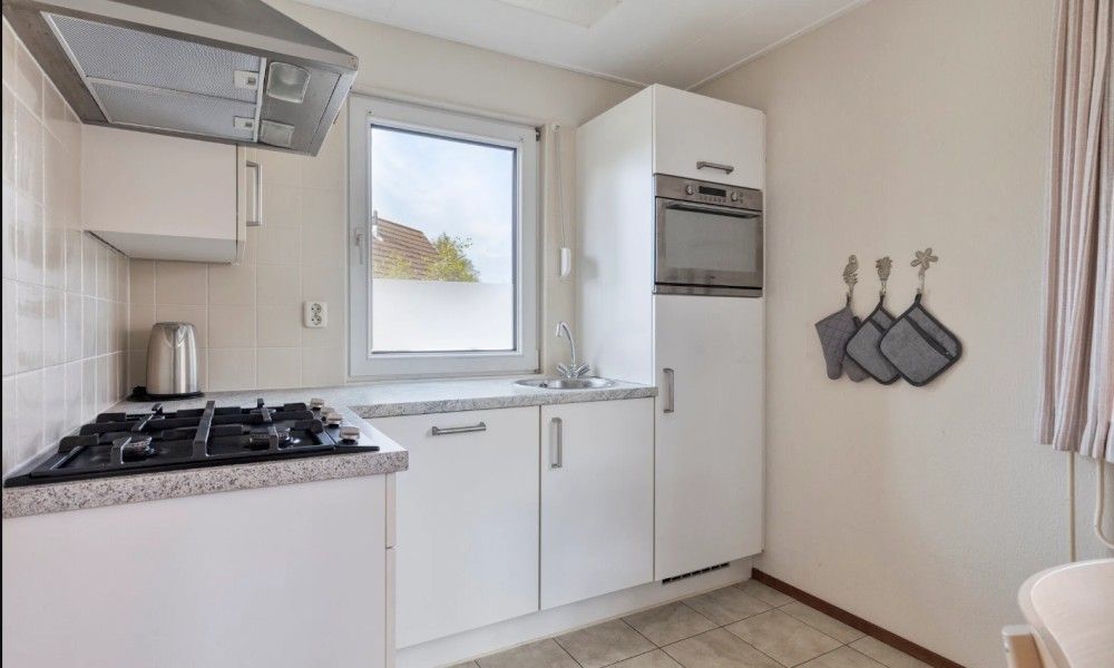 Moderne keuken in Vakantiewoning Oostkapelle, Walcheren. Comfortabel vakantiehuis nabij het strand in Zeeland met volledig uitgeruste keuken.
