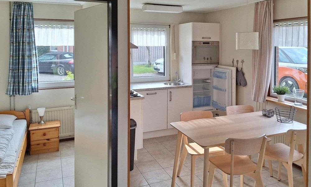 Gezellige binnenruimte van Vakantiewoning Oostkapelle in Zeeland, met keuken en eetgedeelte, op 800 m van het strand.